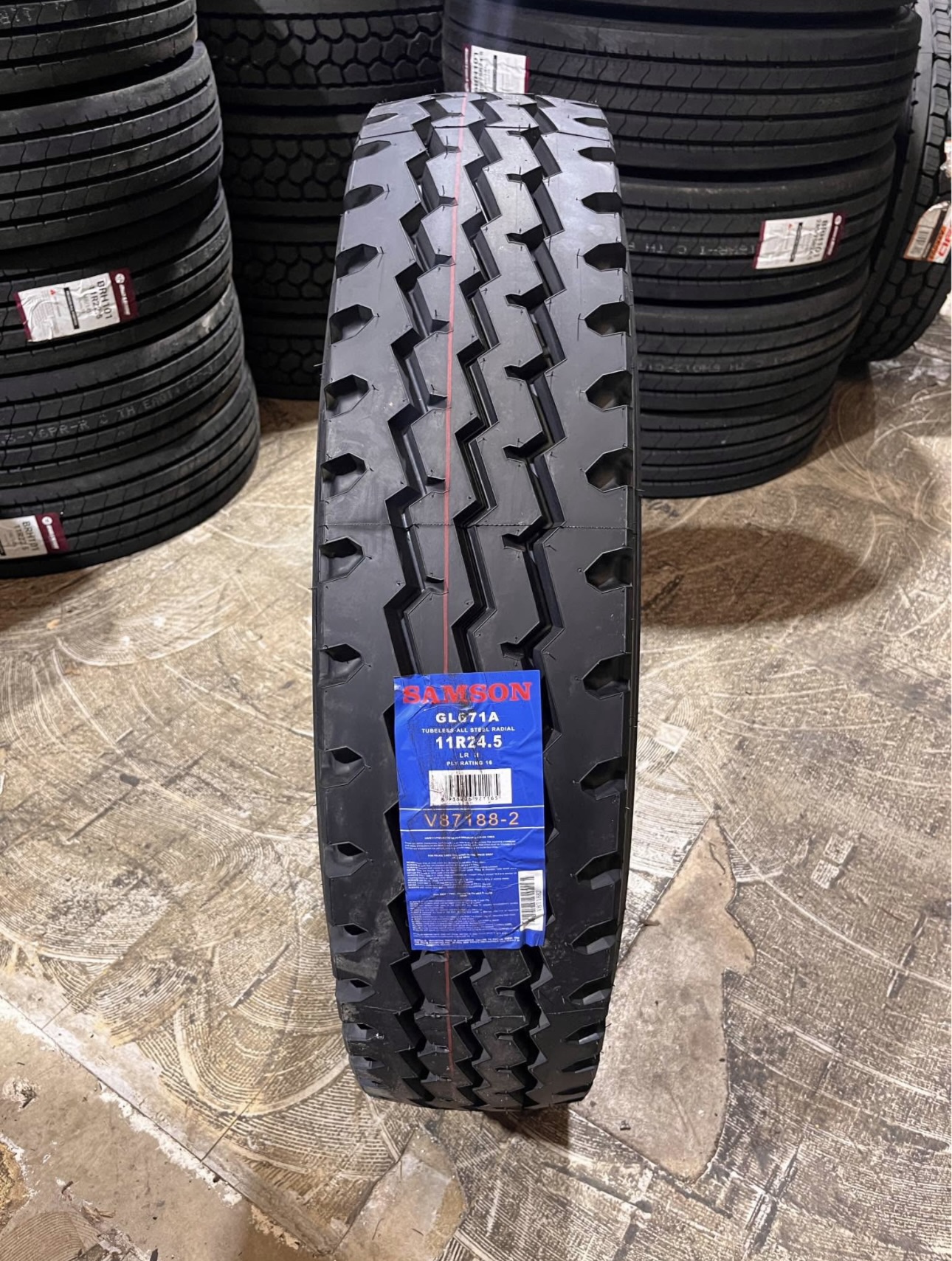 11R24.5 Commercial Truck Tire for Buses and Coaches with Smooth Ride and Noise Reduction 11R24.5 Commercial Truck Tire for Buses and Coaches with Smooth Ride and Noise Reduction