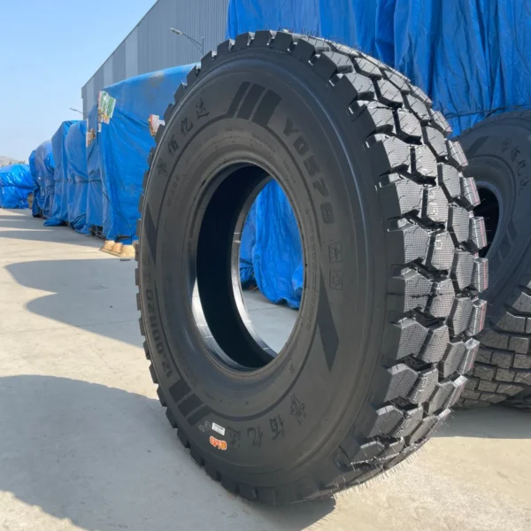 425/65R22.5 Drive and Trailer Wide Base Tire